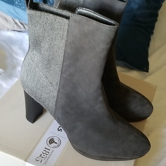 Clark's booties - Picture 1 of 8